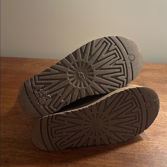 UGG Dipper Boots - Picture 6 of 7